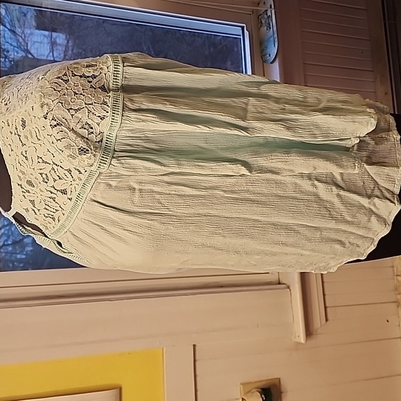 Westport women's size medium blouse with beautiful lace at shoulders - Picture 4 of 5